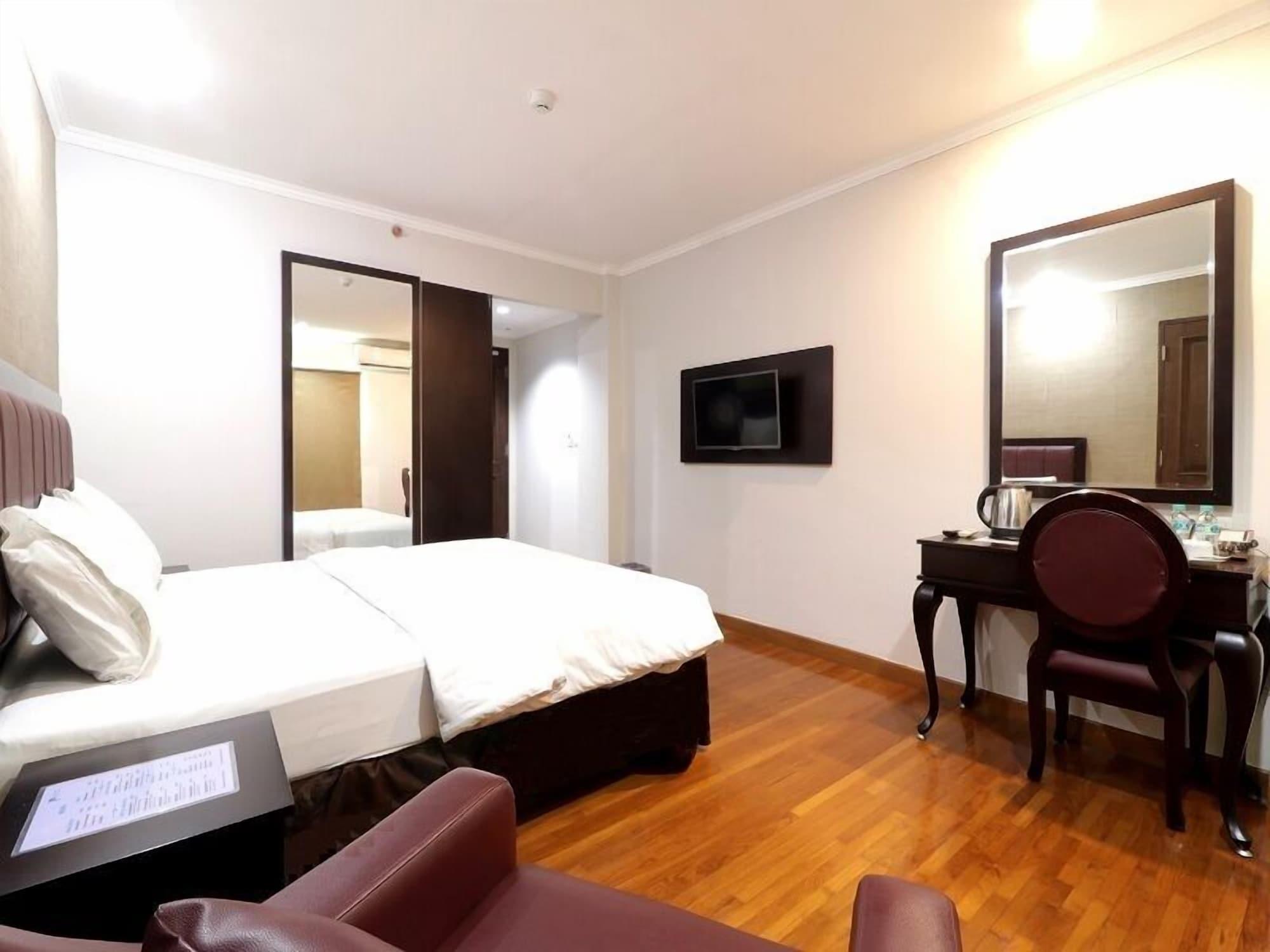 P Hotel Jakarta Extérieur photo